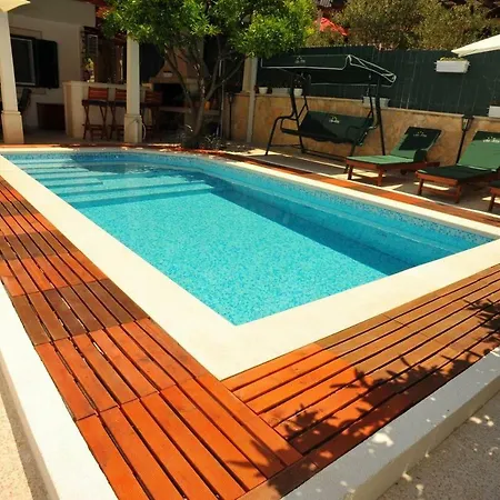Seaside With A Swimming Pool 아파트 *