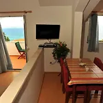 Seaside With A Swimming Pool アパート *