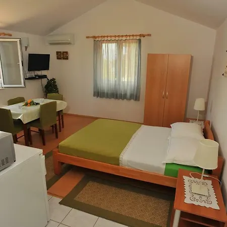 Apartment Seaside With A Swimming Pool Sutivan